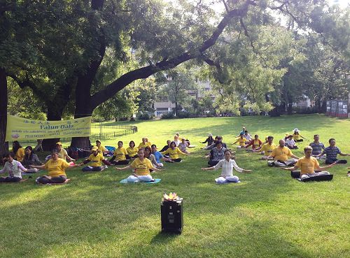 '圖1～2：二零一七年七月六日，法輪功學員來到布拉格市中心公園（Karlovo namesti）舉辦集體煉功，洪法活動。'