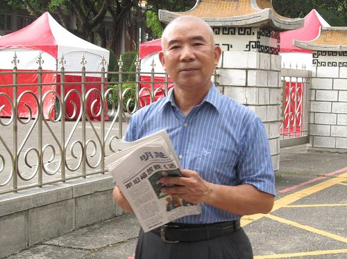 '圖3：紹寬與妻子秀琴到景點發資料、講真相，期望越多世人明白法輪大法好，讓世界更美好。'