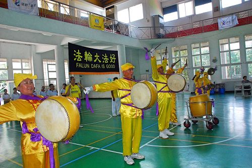 '圖4～6：法輪功學員表演腰鼓'