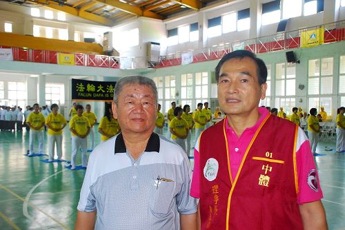 '圖7：嘉義縣體育會理事長張文相（左）及嘉義縣中埔鄉體育會理事長黃嘉祥，在學員功法表演前合影。'