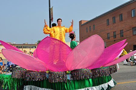 '圖2：法輪功學員在花車上演示功法'