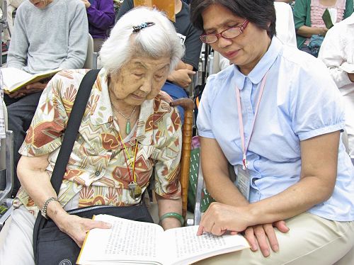 '圖3：九十五歲的馮老太說：「讀《轉法輪》對我來說很安定，讓我覺的很有保障，心很定，不慌。」'