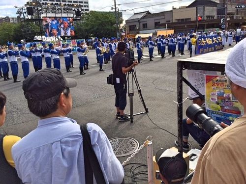 '圖3～7：八月五日，在愛知縣名古屋市的遊行活動結束之後，下午法輪功學員又來到日本中部地區三重縣四日市（Yokkaichi-City， Mie-Prov.），參加了在市中心舉辦「第五十四屆大四日市慶祝活動」的遊行和定點表演，把法輪大法的美好帶給了這一方民眾。'