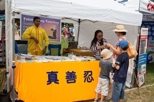 '圖4～5：在八月五日和六日的街會上，法輪功學員也設立的展位，向民眾介紹法輪功。'