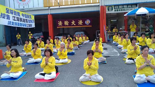 '圖1：花蓮法輪功學員在壽豐鄉農會廣場前，展示功法。'