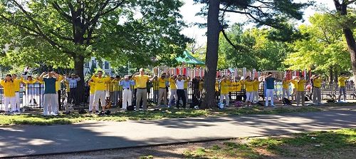 '圖1～2：法輪功學員在「班森赫斯特」附近的「賽特露」公園集體煉功。'