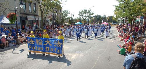 '圖1：尼亞加拉瀑布市葡萄酒節大遊行中的天國樂團'