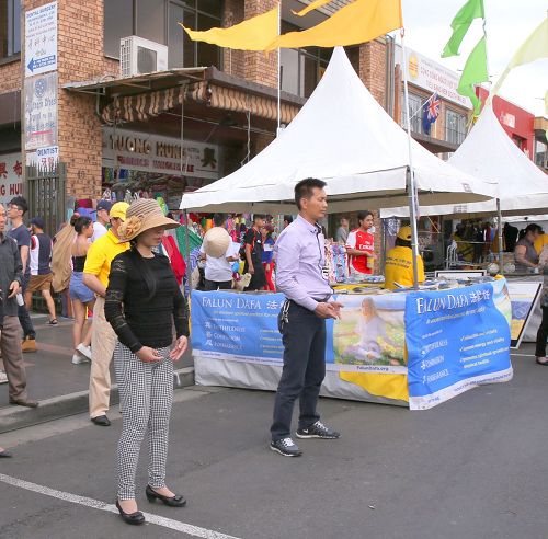 '悉尼法輪功學員在中秋集市上向人們介紹法輪大法和展示五套功法。'