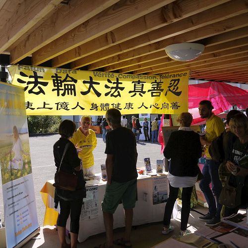 '圖1～4：法國法輪功學員參加了法國邊陲城市安納西的別樣生活展示會，介紹法輪功及其真相'