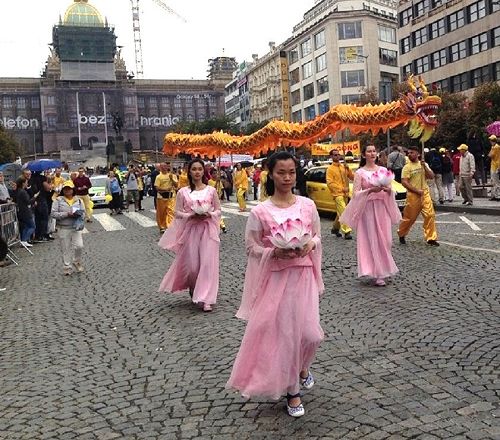 '圖2：遊行隊伍裏的舞龍和仙女舞蹈表演'