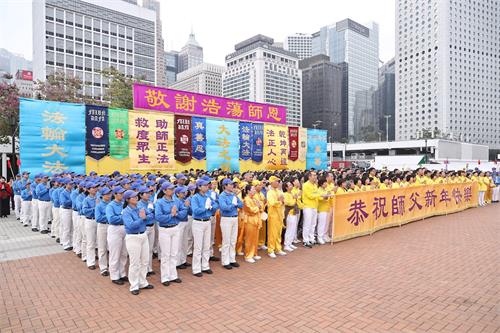 '圖4：法輪功學員齊聲恭祝師父新年快樂。'