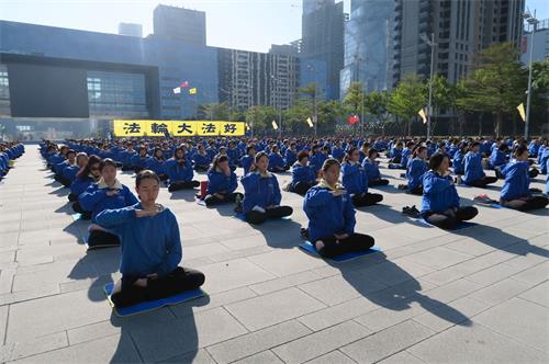 '圖1～3：二零一八年一月一日，來自大台中地區的部份法輪功學員在台中市政府的大廣場上煉功。'