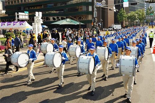 '圖3：天國樂團演奏了「法輪大法好」、「神聖的歌」等樂曲，美好的旋律飄盪在首爾的上空，市民們紛紛駐足觀看。'