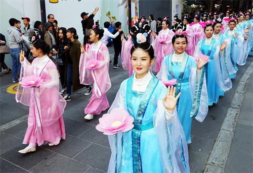 '圖4：法輪功修行隊伍中的仙女方隊。'