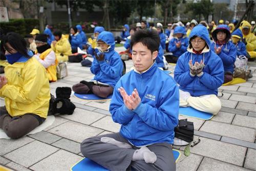 '圖1：接觸法輪功後，憶緣（中）的世界觀在短短幾天內發生著天翻地覆的變化。'