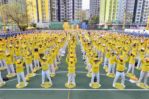 '圖1：法輪功學員在長沙灣遊樂場集體煉功。'