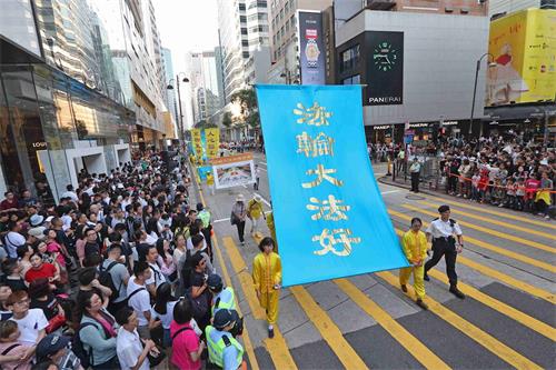 '圖8：法輪功學員遊行，向世人展示法輪大法好。'