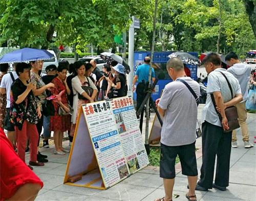 '圖1～6：觀看展現展板的遊客一批接一批'