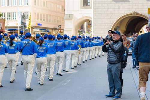 '圖14～16：沿途有不少大陸遊客在觀看和拍照'