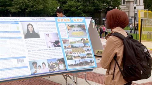 '圖3～4：哥大學生在認真地看展板內容'