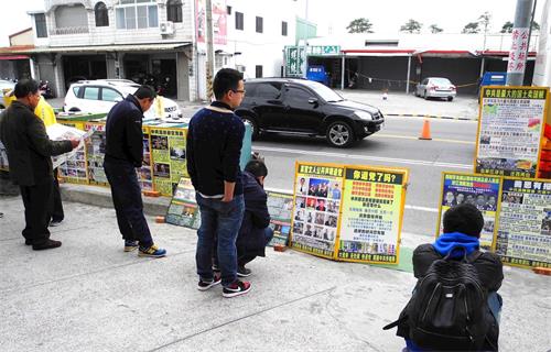 '圖1～2：中國大陸遊客在台灣東部真相點看真相資料。'