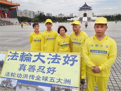 圖10：林崇祺（右一）夫妻和弟弟（左二）及父母親（右二、三），參加「慶祝法輪大法洪傳二十年」的活動合影。