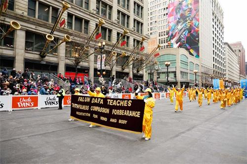 '圖1～4：芝加哥法輪功團體第十六年連續參加感恩節大遊行'