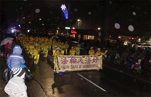 '圖8：腰鼓隊參加了二十四日下午六點在阿賈克斯市（Ajax）的聖誕遊行。'