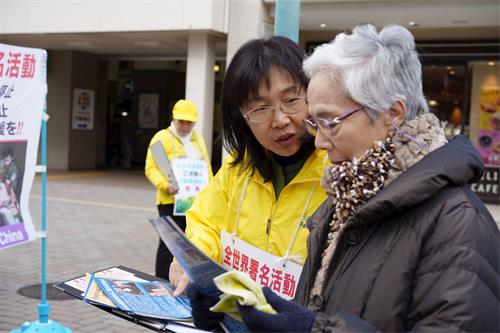 '圖1～3：法輪功學員在日本兵庫縣神戶市繁華地段的元町車站東口舉辦活動講真相'