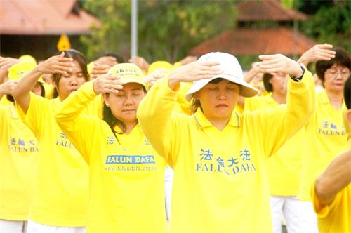 '圖1～3：二零一八年十二月八日，法輪功學員在馬來西亞法會召開前夕，舉行集體煉功，場面祥和壯觀。'