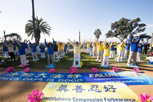 '圖1～4：洛杉磯法輪大法學員齊聚聖莫妮卡（Santa?Monica）海灘集體煉功。'