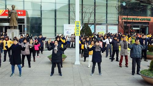 '圖1～7：二零一八年十二月二十五日聖誕節，韓國法輪功學員在首爾市中心明洞中央郵局前煉功，場面祥和，吸引韓國民眾與各國遊客駐足觀賞。'