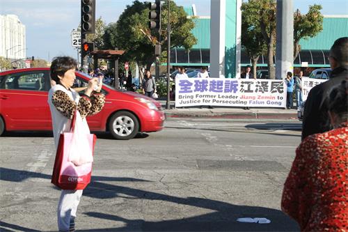 '圖2～6：隨後，法輪功學員在華人聚居的聖蓋博市（City?of?San?Gabreil）山谷大道（Valley?Blvd.）築起「真相長城」，吸引過往車輛和民眾的目光。'