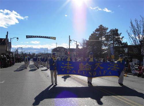 '圖8：多倫多天國樂團二零一零年十一月二十七日參加了萬錦市聖誕遊行，有現場電視直播，為未到場的民眾送去節日的問候。'