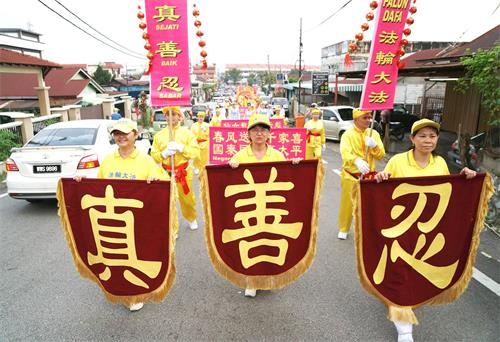 '圖15～17：戊戌年大年初十（2月25日），馬來西亞法輪功學員來到雪蘭莪州斯裏肯邦安（Seri Kembangan）又稱沙登新村舉行了第四場新年遊行，向當地民眾拜年、送祝福，廣獲各族民眾的歡迎。'