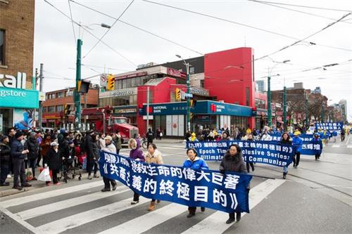 '圖1～7：部份多倫多法輪功學員和民眾在市中心的克拉倫斯公園（Clarence Park）集合，舉行「聲援近三億人退出黨團隊」為主題的大遊行。'