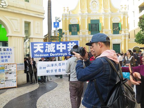 圖4～5：大陸遊客拍攝法輪功真相展板