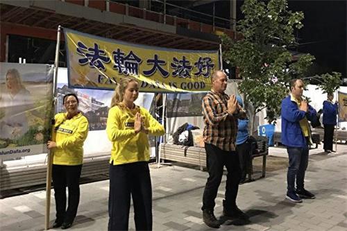 '圖1：二零一八年三月十日和十一日，法輪功學員們參加了在基督城市中心廣場舉行的、一年一度的元宵燈節慶祝活動。他們的功法展示為當地人帶來寧靜與祥和。'