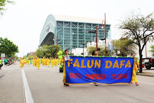 圖：休士頓聖派翠克日遊行,　法輪功隊伍向路人演示功法