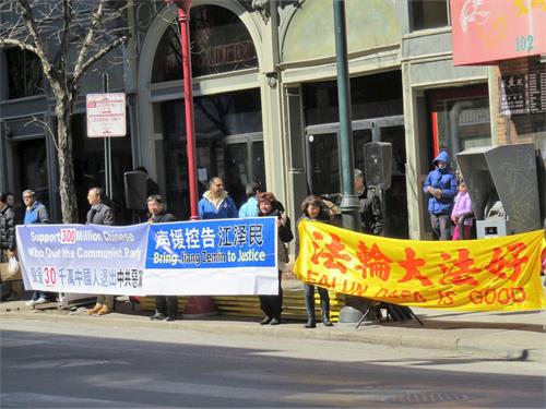 '圖1：二零一八年三月二十四日，大費城地區部份法輪功學員在費城中國城舉辦集會，慶賀三億中國人退出中共的黨團隊組織，並向路人介紹法輪功的美好'