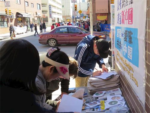 '圖2～3：當地居民與外地遊客在制止活摘的請願書上簽字'