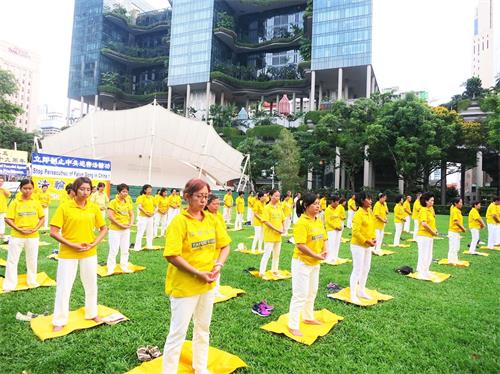 '圖2～3：新加坡法輪功學員在芳林公園集體煉功'