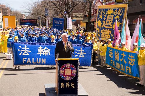 '圖5：紐約州參議員艾維樂在集會上發言'