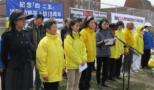 '圖：二零一八年四月二十四日中午，加拿大首都渥太華的部份法輪功學員在中使館前集會，紀念四﹒二五和平上訪十九週年。'