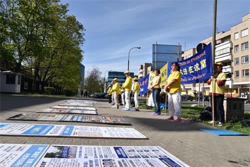 '圖1～3：波蘭法輪功學員在華沙中使館門前舉辦活動，紀念四二五萬人和平上訪十九週年'