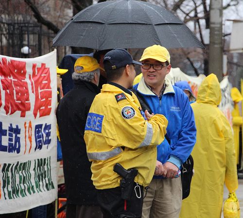 圖8： 警察讚法輪功是非常和平善良的團體，圖為現場警察（左）和學員交談。