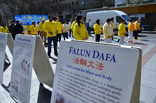 圖：二零一八年四月二十二日，西雅圖部份法輪功學員在西雅圖市中心的西湖公園（Westlake Park）集體煉功，紀念「四二五」十九週年。