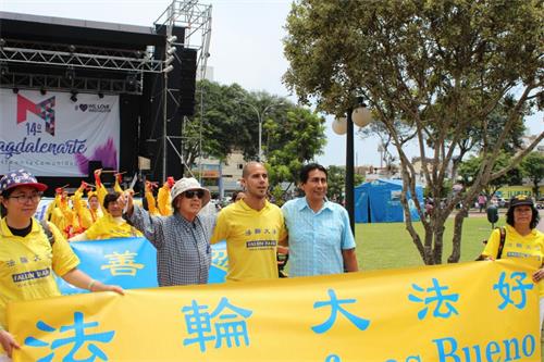 '圖10：馬海濱馬格達萊納區副區長哈維爾（右一）與法輪功學員合影'