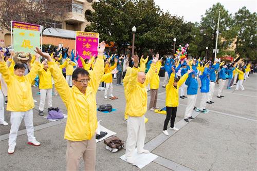 '圖1：早上，法輪功學員在花園角廣場煉功'