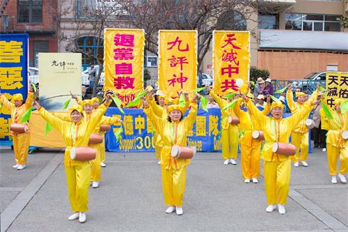 '圖25～32：法輪功學員在進行文藝表演'